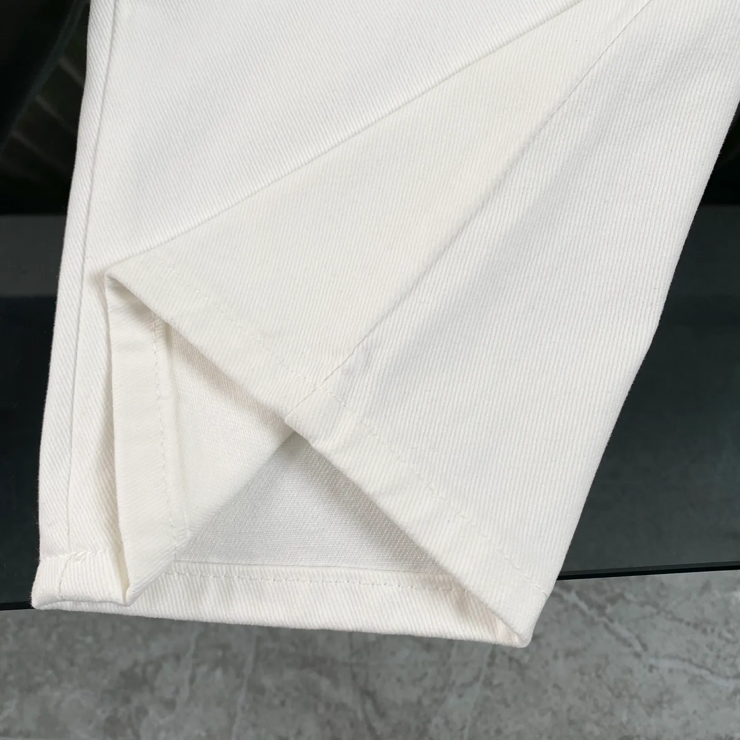 P270 chrome hearts new style white leather jeans vi Top heavy industry fashionable design] Consistent high street luxury style creation. Speaking of this style, the Zangyin family and GU family are definitely the leading representative brands. Especially the Zangyin family has really achieved a state-of-the-art effect in creating high street style. The unique washed material is used to create this style. The color system is quite eye-catching. After it is decorated with patchwork cross flowers, it cleverly highlights the charm of the brand. Secondly, this style uses classic The classic high-waist cutting design highlights the long legs and fashionable temperament of the upper body. The brand is highly recognizable and the slim fit configuration is more suitable for daily wear. It is a product that interprets personality, fashion, and specifications at a glance. This single product is enough to make any fan excited. It can be a white T-shirt for youthful preppy style, or a tight suspender for lady style. It has strong matching ability and can be easily controlled by men.  [Materials and craftsmanship] Needless to say, this point goes without saying. As an excellent craftsman brand, Zangyin’s requirements for details and craftsmanship are really perfect. The washed color of this model has gone through so many processes, not to mention the embellishment of denim appliques. It is also purely hand-made and sewn. Just like what they believe in, only hand-made things have soul and have the meaning of wear. A top-notch heavy-duty fashionable denim item, I look forward to your perfect interpretation! !  Size:28-36